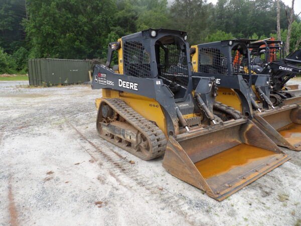 JD325 Skidsteer